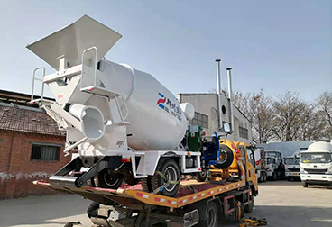 兩臺2.5立方混凝土攪拌車裝車發往黑龍江哈爾濱